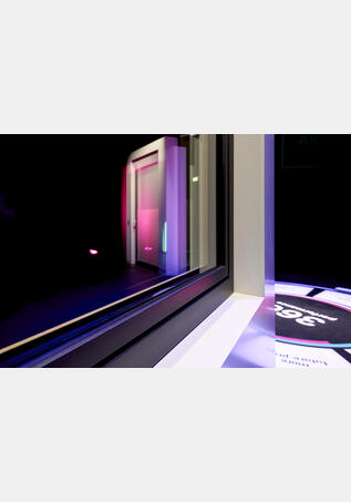 ARTEVO mit flächenbündigem Flügel und Ultramatt Black KALEIDO FOIL